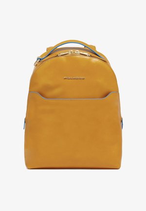 Sac à dos en cuir jaune moutarde avec bordure bleue, poignée supérieure, poche avant, fermetures éclair dorées et petit logo de marque sur le devant.