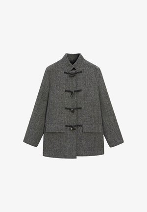 Cappotto in misto lana grigio con collo alto, chiusure a bottoni a fazzoletto e due tasche frontali. Finitura texturizzata con una silhouette classica e lineare.