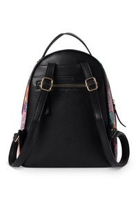 Sac à dos noir texturé à la forme arrondie, avec quincaillerie dorée, bretelles ajustables et un motif floral coloré sur les côtés.