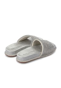 Sandalias deslizantes plateadas con parte superior adornada con strass, plantilla acolchada y suela de goma plana. Diseño elegante con punta abierta.