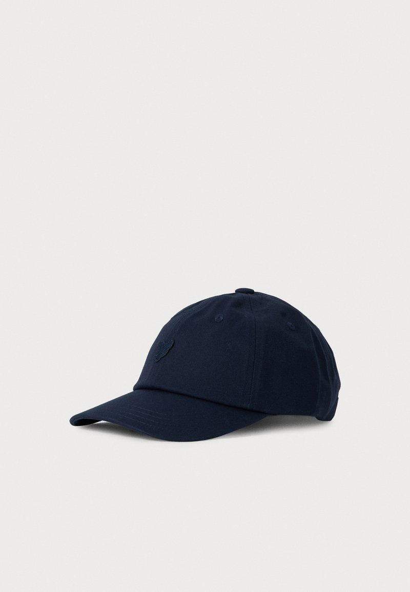 Temno modra kapica za bejzbol z ukrivljenim vizirjem in diskretno izšito logo na sprednjem panelu, postavljena na enobarvni ozadju.