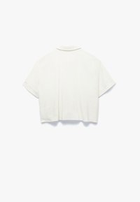 Witte cropped shirt met korte mouwen, een omgeslagen kraag en een gladde textuur. Eenvoudig ontwerp, geen zichtbare patronen of accenten.