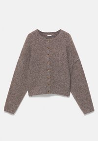 Cardigan en maille marron duveteuse avec manches longues et une rangée de petits boutons marron sur le devant, présenté à plat sur fond blanc.