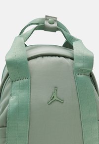 Jordan ALPHA MINI BACKPACK - Dnevni ruksak - jade smoke