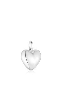 Colgante en forma de corazón de plata con una superficie lisa y brillante y un pequeño lazo para su sujeción. El diseño enfatiza una forma simple y elegante.