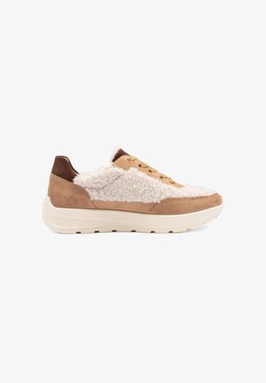 Sneaker mit einem Obermaterial aus beigem Leder und fuzzy Textil, braunen Wildlederelementen, runder Zehenpartie und goldenen Schnürsenkeln; auf einer cremefarbenen Sohle montiert.