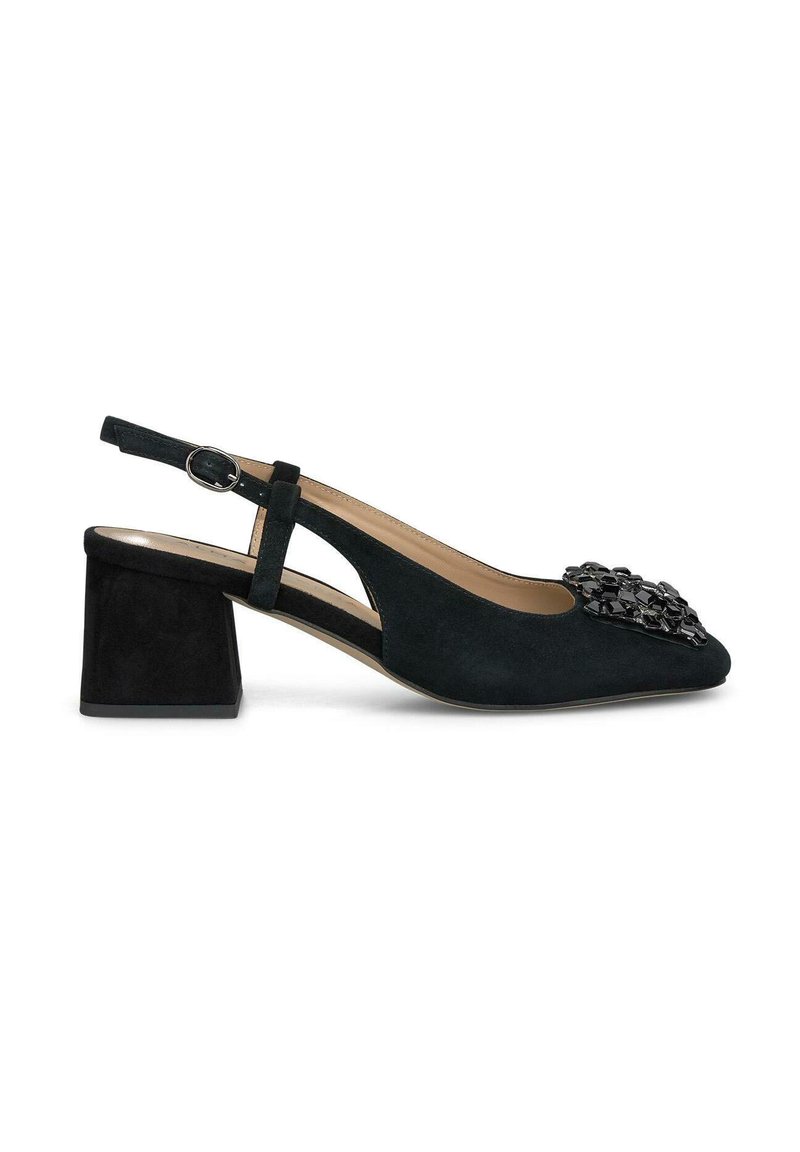 Zapato slingback de ante negro con tacón cuadrado y un detalle decorativo de cuentas en la puntera. Los lados abiertos mejoran la transpirabilidad y el estilo.