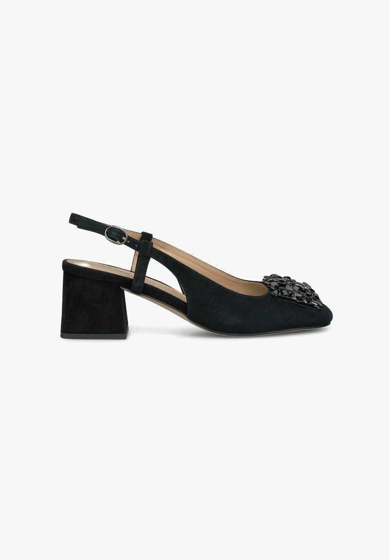 Zapato slingback de ante negro con tacón cuadrado y un detalle decorativo de cuentas en la puntera. Los lados abiertos mejoran la transpirabilidad y el estilo.