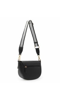 Bolso cruzado de cuero negro con forma curva, que presenta un bolsillo con cremallera en la parte delantera y una correa ajustable con un diseño en blanco y negro.