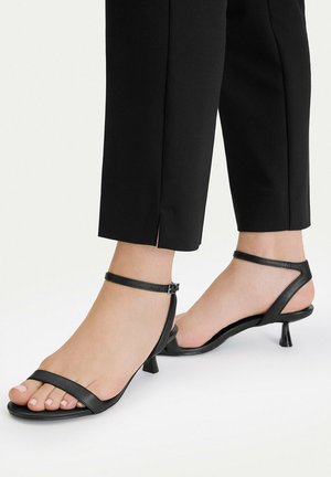 Jenny, Páskové sandály - black