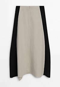 Een knie-lange rok met een beige voorkant en contrasterende zwarte zijkanten, gemaakt van een textuurstof met een verborgen rits aan de achterkant.