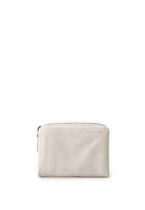 Piccola pochette in pelle beige chiaro con zip, con logo del marchio discretamente impresso sulla parte anteriore, isolata su sfondo bianco.