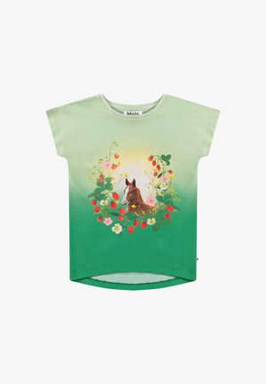 Camiseta de algodón verde con un diseño degradado, mangas cortas y una impresión floral con un caballo como elemento central. Dobladillo redondeado.