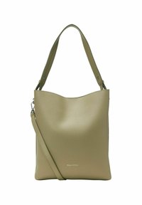Sac fourre-tout en cuir vert avec une finition texturée et un bord supérieur ondulé. Il dispose d'une bandoulière amovible et d'un logo discret en bas.