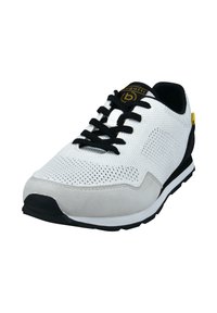 Weißer Mesh-Sportschuh mit schwarzen Schnürsenkeln, Wildlederakzenten und einer schwarzen Laufsohle. Verfügt über ein kleines gelbes Detail an der Ferse und einen gepolsterten Kragen.
