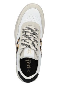 Weißer Sneaker mit einer beigen Wildleder-Spitze, schwarz-weißen gemusterten Schnürsenkeln, goldenem Logo-Detail und einer strukturierten schwarzen Fersenelement.
