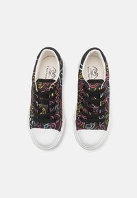 Tenis de lona pretos com doodles coloridos e divertidos, biqueira de borracha branca e atacadores pretos. O interior apresenta o logo da marca.