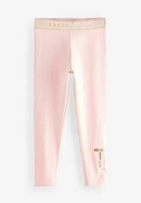 Leggings rosa realizzati in tessuto morbido con un elastico dorato in vita etichettato "BAKER" e un dettaglio in metallo a forma di lettera "T" sulla gamba sinistra.