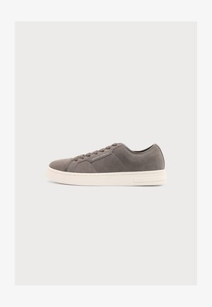 Γκρι sneaker χαμηλού προφίλ από σουέτ με κλείσιμο με κορδόνια και λευκή λαστιχένια σόλα, με το λογότυπο Armani Exchange στο πλάι και στη φτέρνα.