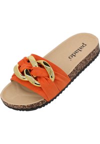 Infradito arancioni caratterizzati da una fascia in tessuto annodata e due dettagli in catena dorata. Suola in sughero con battistrada in gomma nera testurizzata.