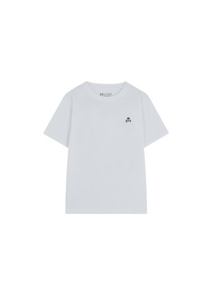Camiseta blanca de manga corta hecha de algodón, con un pequeño logo de calavera negra en la parte izquierda del pecho. Cuello redondo y corte relajado.