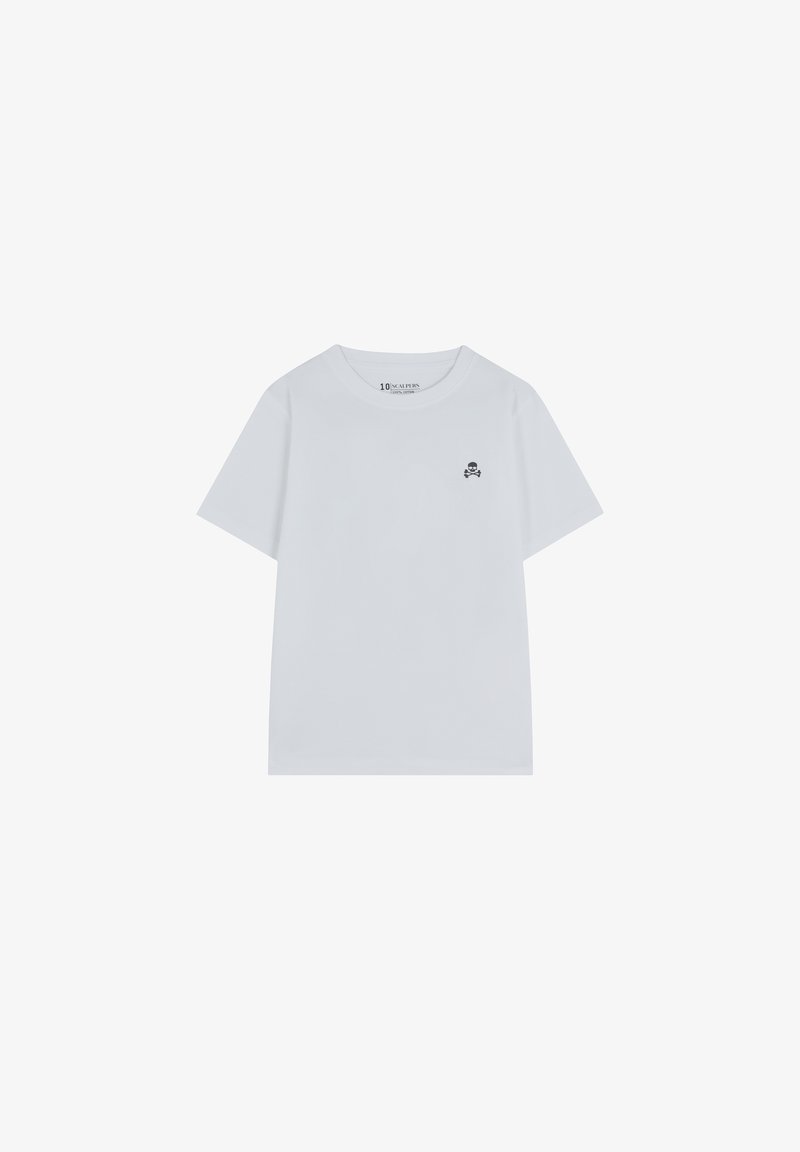 Camiseta blanca de manga corta hecha de algodón, con un pequeño logo de calavera negra en la parte izquierda del pecho. Cuello redondo y corte relajado.