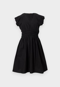 Μαύρο φόρεμα μέχρι το γόνατο με V-λαιμόκοψη, κοντά φουσκωτά μανίκια, ελαστική μέση και φούστα που ανοίγει, σε λευκό φόντο.