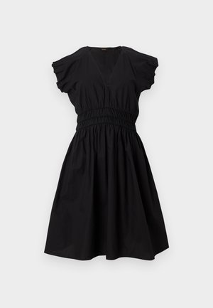 Vestito nero lunghezza al ginocchio con scollo a V, maniche corte a sbuffo, vita elasticizzata arricciata e gonna svasata su sfondo bianco.