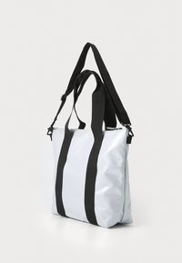 Sølv tote bag laget av glanset materiale med svarte webbing-stropper. Har rektangulær form med glidelåslukking.