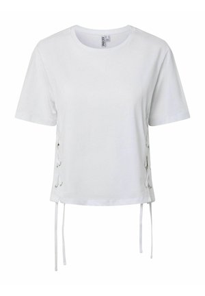 Fehér rövid ujjú póló kerek nyakkivágással és oldalsó fűzős részletekkel, mindkét oldalon lelógó szalagokkal.