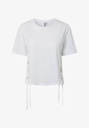 Fehér rövid ujjú póló kerek nyakkivágással és oldalsó fűzős részletekkel, mindkét oldalon lelógó szalagokkal.