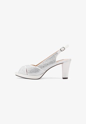 Le décolleté bianchi con cinturino alla caviglia presentano una parte superiore perforata scintillante, un design con punta aperta e un tacco a blocco di altezza media con una finitura testurizzata.