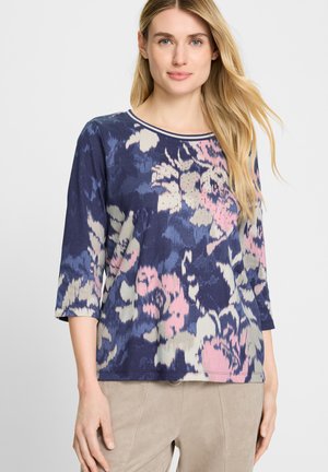 Bloemmotief top in navy, roze en crème; ronde halslijn; lange mouwen; zachte stof met een relaxte pasvorm; subtiele textuurdetails.