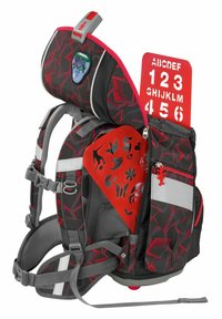 Zaino nero con motivi geometrici rossi, spallacci grigi e un pannello laterale rosso con disegni ritagliati. Include un display con lettere e numeri.