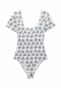 Maillot de bain une pièce blanc à manches courtes, avec des motifs floraux bleus et noirs et un décolleté carré. Texture lisse.