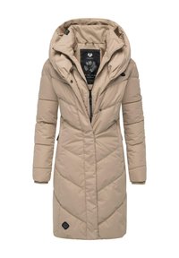 Beige polstret jakke med hette, med diagonal søm, glidelås foran og ribbestrikkede mansjetter. Inkluderer en logoetikett på den nedre siden.