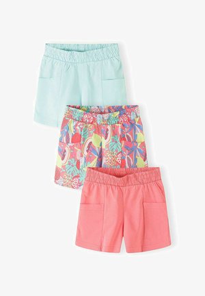 Trois shorts à taille élastique avec poches avant en bleu clair uni, imprimé tropical multicolore et corail rose uni.