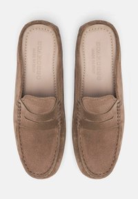 Braune Wildleder-Loafer mit einem Mokassin-Design, gesteppten Akzenten, einem glatten Innenraum und einem minimalistischen Erscheinungsbild.