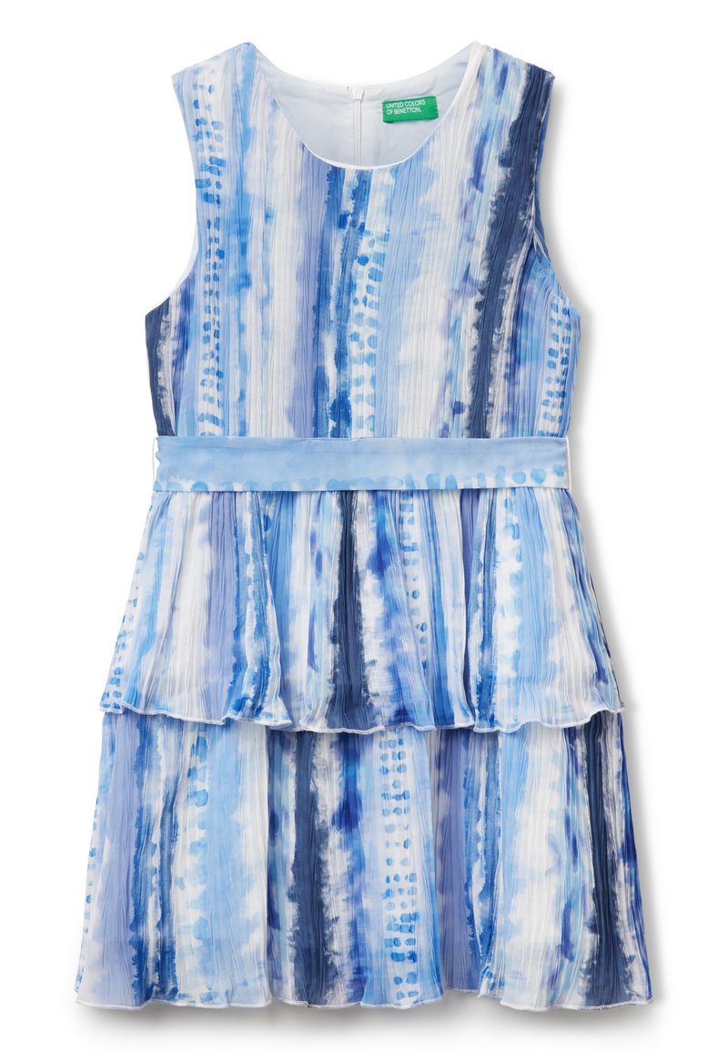 Vestido azul con un diseño de tirantes, que presenta rayas horizontales en diferentes tonos de azul, una falda con capas y una cinturilla de un azul claro.