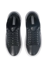 Sneaker nere in pelle con suole in gomma bianca, punta arrotondata, occhielli argento, lacci neri e una linguetta grigia testurizzata con branding.