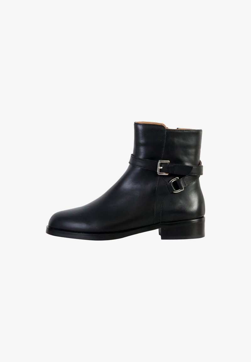 Bottines en cuir noir avec une texture lisse, bout rond, sangle latérale avec détail de boucle et un petit talon empilé.