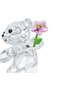 Klar kristallbjörn med flerfärgade blommor, inklusive en rosa blomma med en gul mitt och ett grönt blad, samt texturerade fasetter över hela ytan.