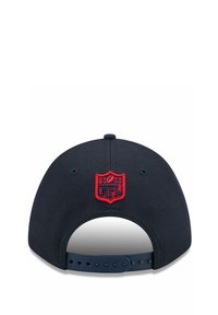 Casquette de baseball marine avec une visière incurvée, ornée d'un logo NFL rouge brodé à l'arrière. Sangle en plastique réglable pour un ajustement.