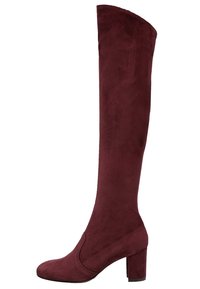 Botas de ante burdeos por encima de la rodilla, con un tacón grueso y un diseño elegante, que presentan una textura suave y detalles de costura mínimos.