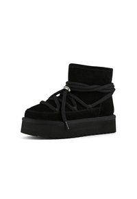 Stivaletti neri in suede con suola in gomma spessa, dotati di lacci larghi e design con punta rotonda. La texture è morbida, con dettagli di cuciture stratificate.