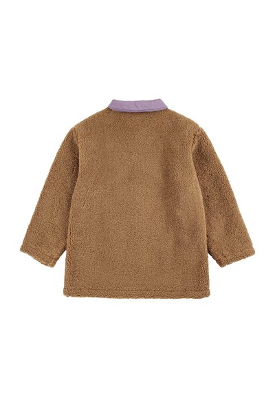 Braune Fleecejacke mit lila Kragen, ausgestattet mit einer weichen Textur und übergroßer Passform. Keine sichtbaren Verschlüsse auf der Rückseite.