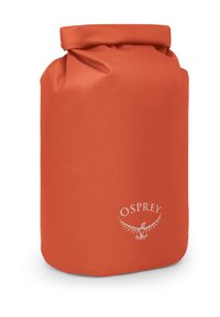 Bolsa seca impermeable naranja con superficie texturizada, parte superior enrollada y logo de Osprey en blanco. Forma cilíndrica sin herrajes visibles.
