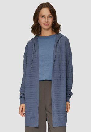 Cardigan long à l'avant ouvert en tissu texturé bleu ardoise avec capuche. Poignets et ourlet côtelés, avec des rayures horizontales douces sur l'ensemble.