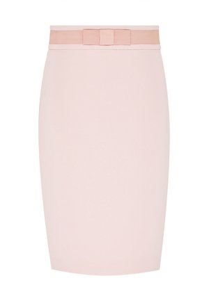 Jupe crayon rose clair à taille haute avec une large ceinture en tissu ornée d'une boucle rectangulaire.