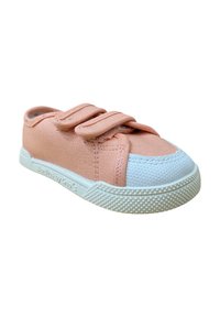 Zapatillas de lona rosa claro con puntera de goma blanca y suela blanca texturizada. Presenta dos correas de Velcro para un fácil ajuste.